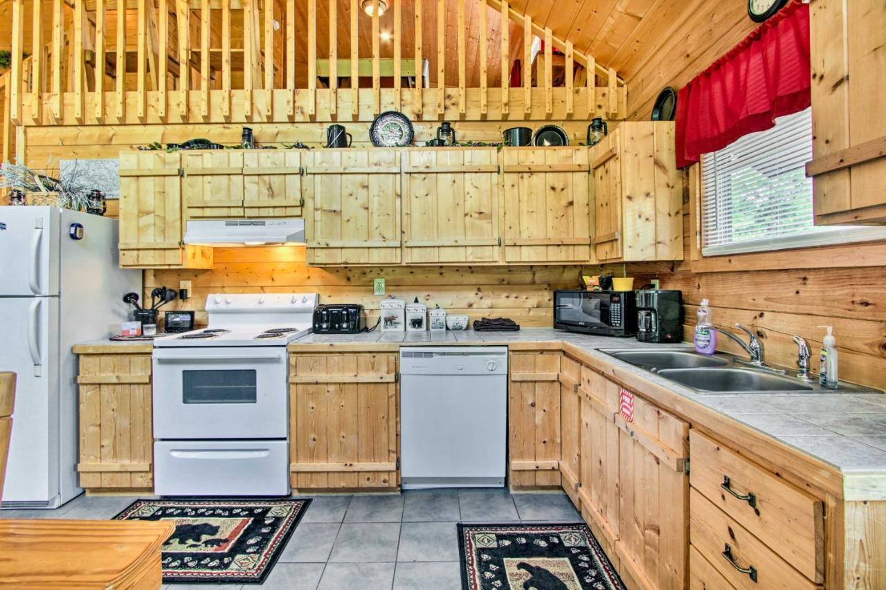 Cabin With Hot Tub And Deck About 12 Mi To Pigeon Forge! Sevierville Exteriör bild