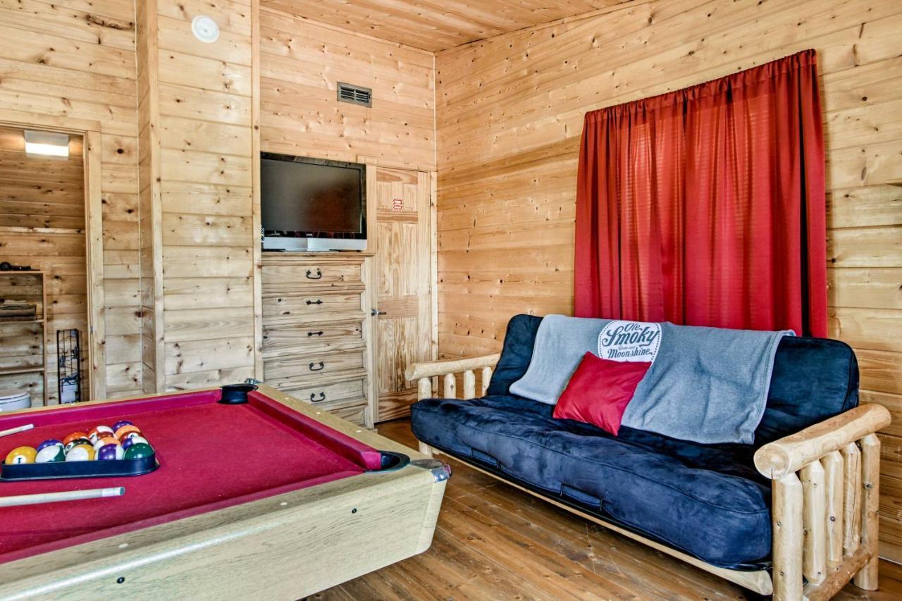 Cabin With Hot Tub And Deck About 12 Mi To Pigeon Forge! Sevierville Exteriör bild