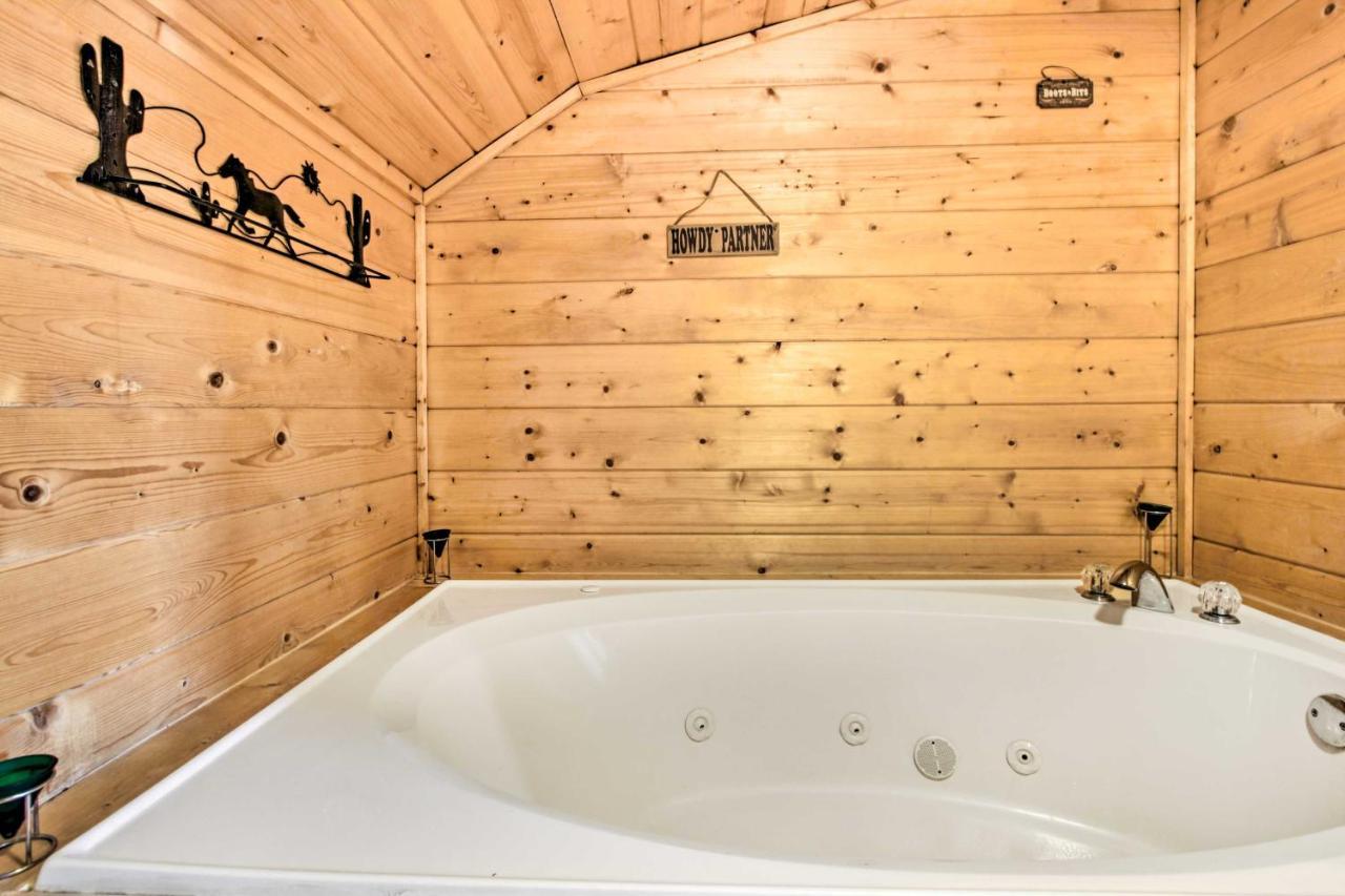 Cabin With Hot Tub And Deck About 12 Mi To Pigeon Forge! Sevierville Exteriör bild