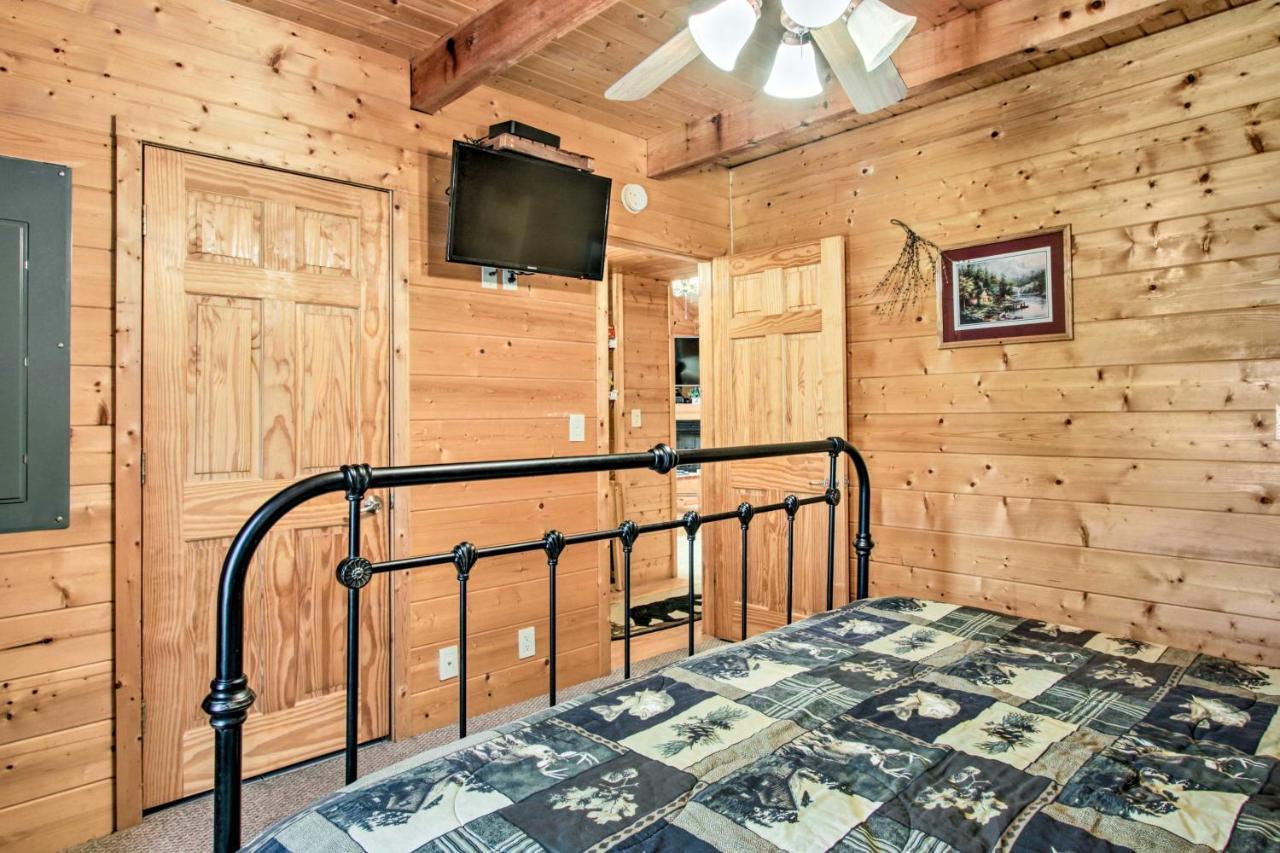 Cabin With Hot Tub And Deck About 12 Mi To Pigeon Forge! Sevierville Exteriör bild