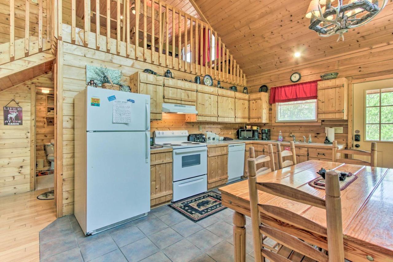 Cabin With Hot Tub And Deck About 12 Mi To Pigeon Forge! Sevierville Exteriör bild