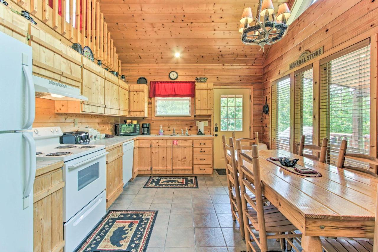 Cabin With Hot Tub And Deck About 12 Mi To Pigeon Forge! Sevierville Exteriör bild