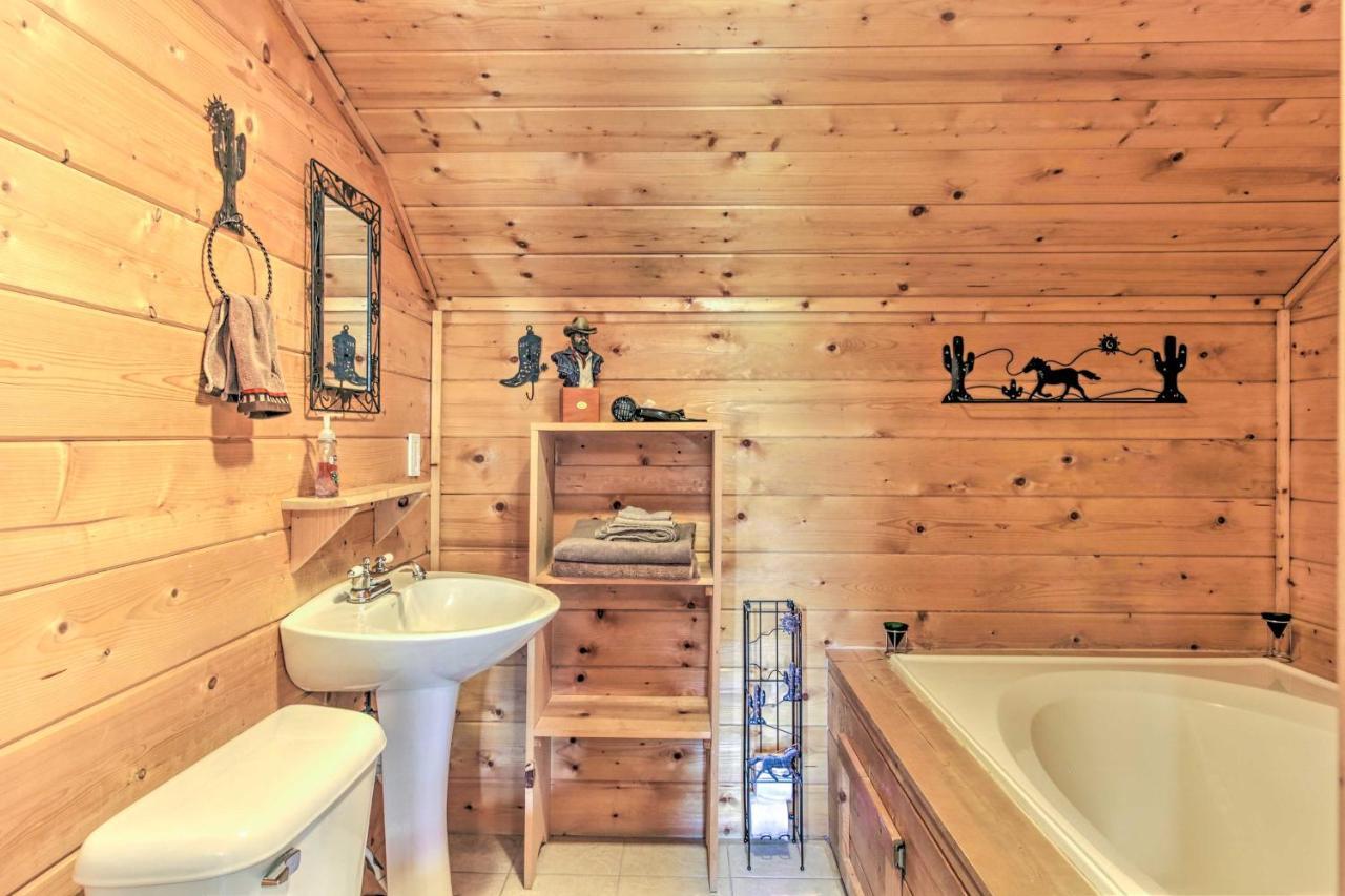 Cabin With Hot Tub And Deck About 12 Mi To Pigeon Forge! Sevierville Exteriör bild